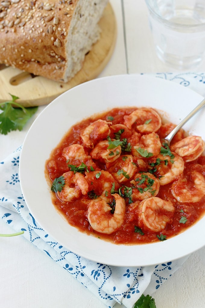 Crevettes sauce tomate, un plat facile et rapide. Prêt en moins de 30 minutes. Délicieux avec des pâtes, du riz, des pommes de terre ou tout simplement avec du pain.