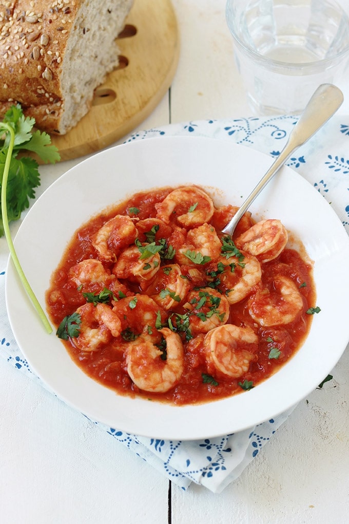 Crevettes sauce tomate, un plat facile et rapide. Prêt en moins de 30 minutes. Délicieux avec des pâtes, du riz, des pommes de terre ou tout simplement avec du pain.