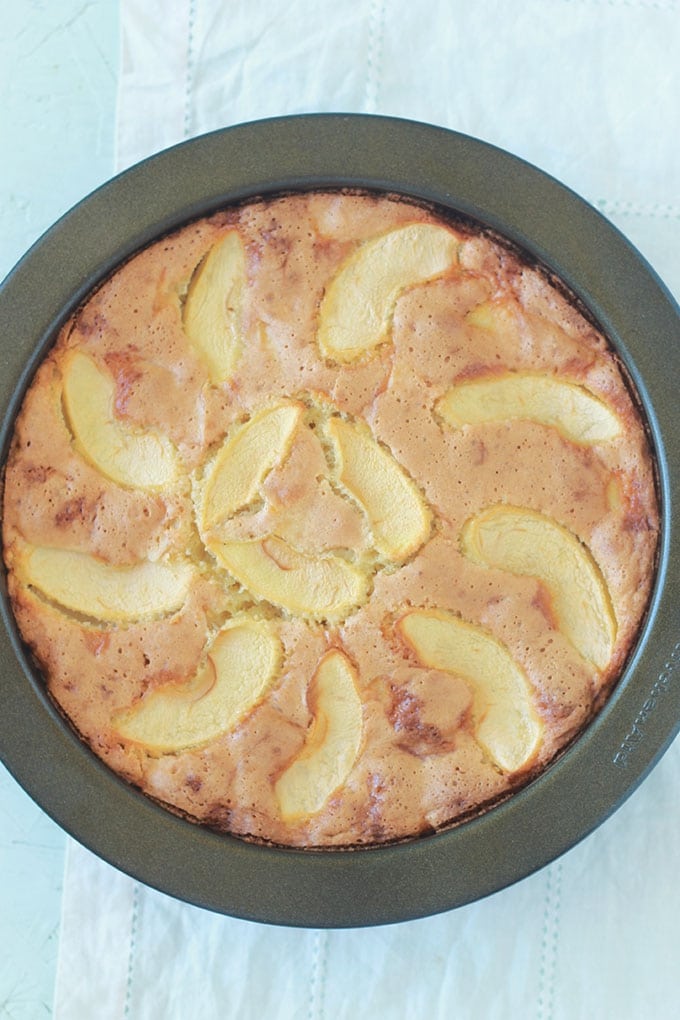 Excellent gâteau aux pommes moelleux. Recette très facile et rapide à faire. 