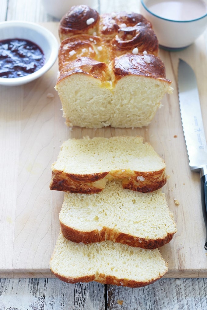 Recette de la brioche au beurre facile, moelleuse. Brioche classique comme celle du boulanger. Au pétrin ou à la main.