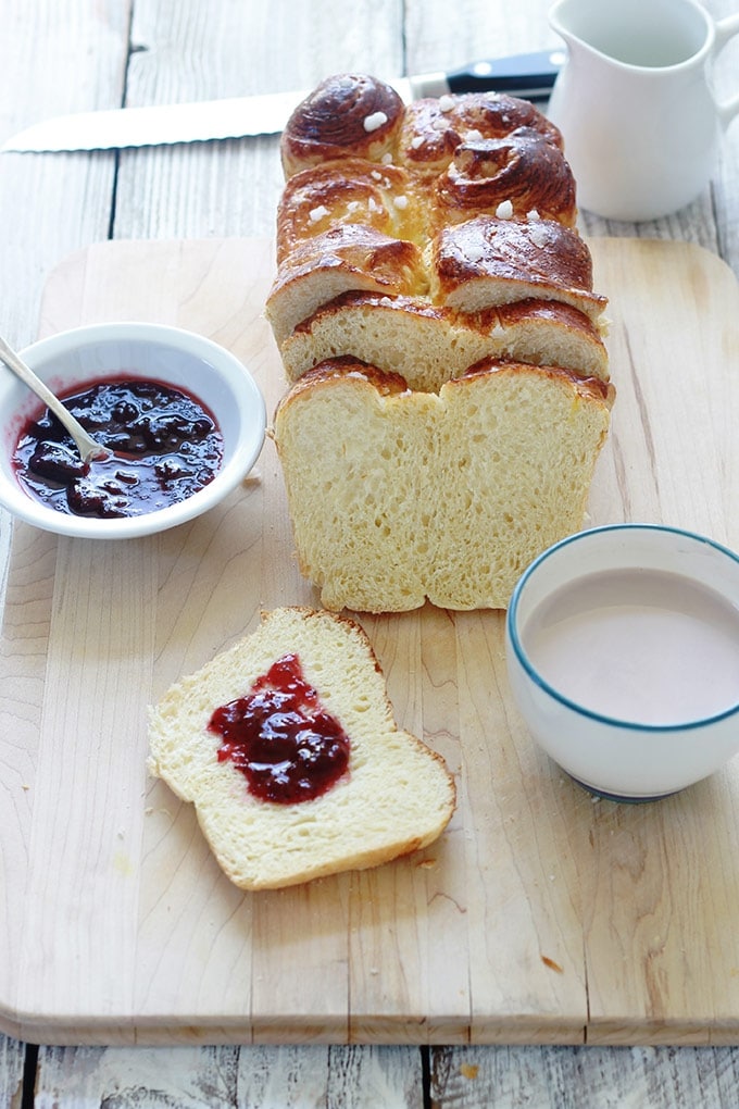 Recette de la brioche au beurre facile, moelleuse. Brioche classique comme celle du boulanger. Au pétrin ou à la main.