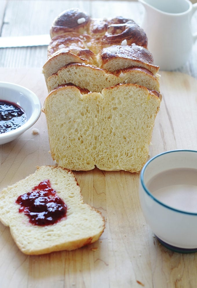 Recette de la brioche au beurre facile, moelleuse. Brioche classique comme celle du boulanger. Au pétrin ou à la main.