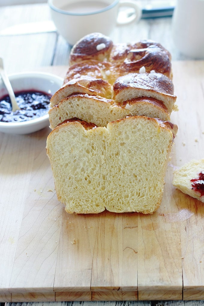 Recette de la brioche au beurre facile, moelleuse. Brioche classique comme celle du boulanger. Au pétrin ou à la main.