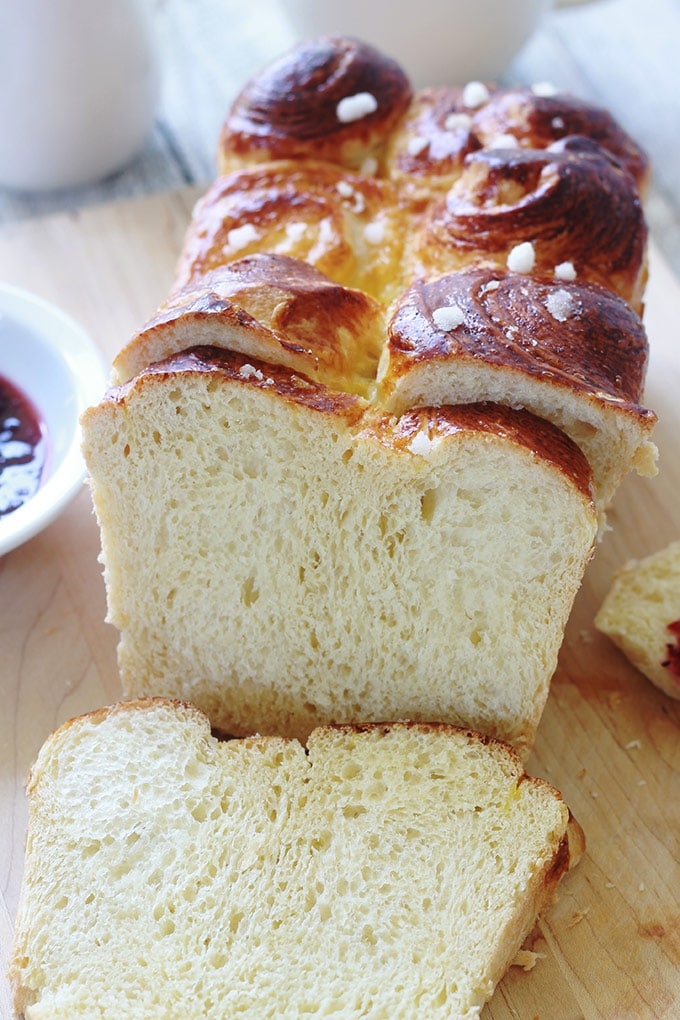 Recette de la brioche au beurre facile, moelleuse. Brioche classique comme celle du boulanger. Au pétrin ou à la main.