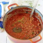 La sauce bolognaise maison, une recette facile et tellement savoureuse. Pour les pâtes (spaghetti et tagliatelles par ex.), les lasagnes, les cannellonni, les coquilles etc