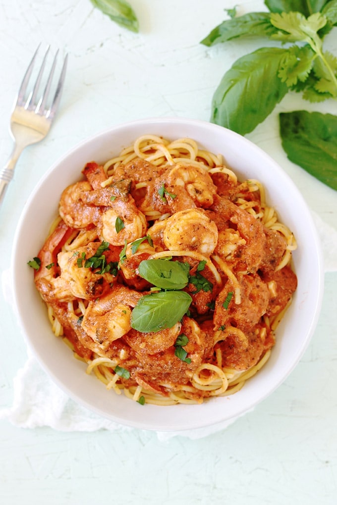 Spaghetti aux crevettes sauce tomate. Un plat facile et rapide qui plaît à tout le monde, surtout les enfants. Prêt en 35 minutes. Mais si vous utilisez une sauce tomate déjà prête, c'est prêt en moins de 15 minutes!