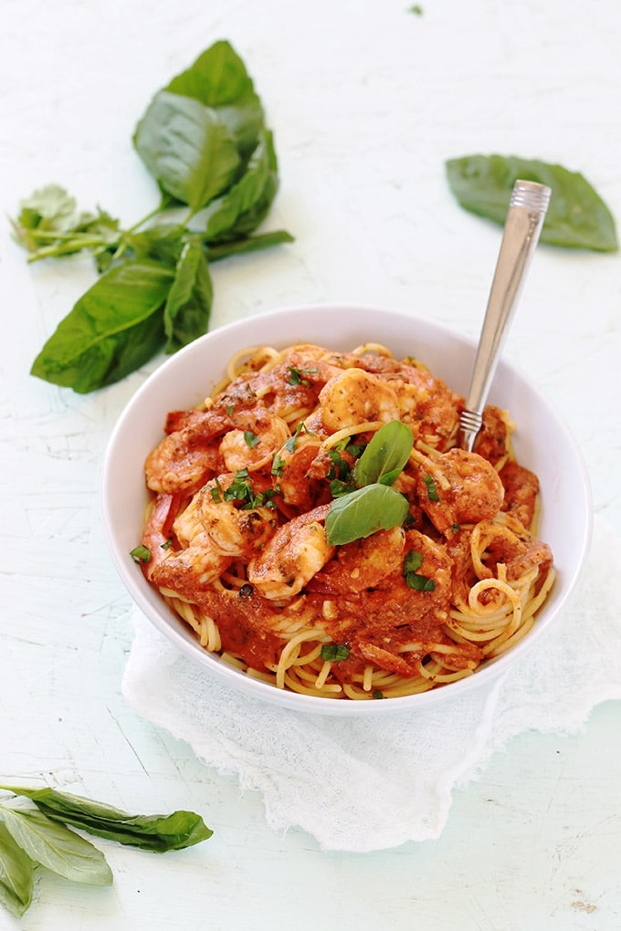 Spaghetti aux crevettes sauce tomate. Un plat facile et rapide qui plaît à tout le monde, surtout les enfants. Prêt en 35 minutes. Mais si vous utilisez une sauce tomate déjà prête, c'est prêt en moins de 15 minutes!