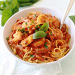 Spaghetti aux crevettes sauce tomate. Un plat facile et rapide qui plaît à tout le monde, surtout les enfants. Prêt en 35 minutes. Mais si vous utilisez une sauce tomate déjà prête, c'est prêt en moins de 15 minutes!