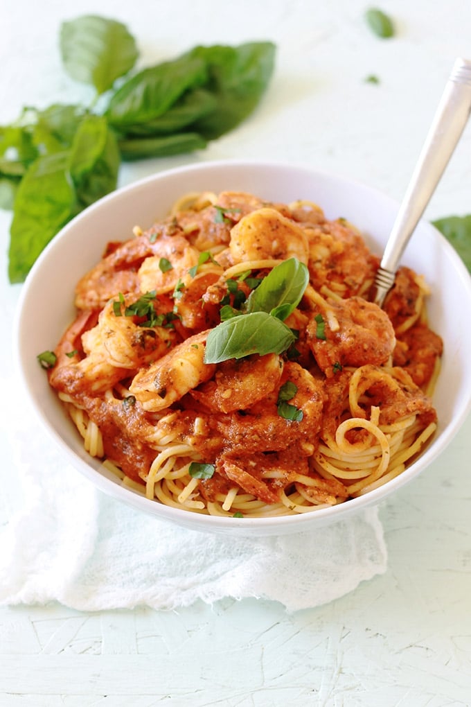 Spaghetti aux crevettes sauce tomate. Un plat facile et rapide qui plaît à tout le monde, surtout les enfants. Prêt en 35 minutes. Mais si vous utilisez une sauce tomate déjà prête, c'est prêt en moins de 15 minutes!