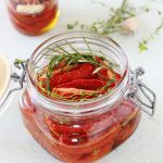 Tomates confites séchées au four et conservées dans de l'huile d'olive avec des herbes aromatiques et des épices.