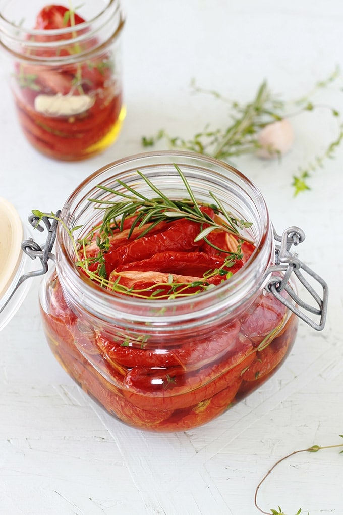 Tomates confites séchées au four et conservées dans de l'huile d'olive avec des herbes aromatiques et des épices. 