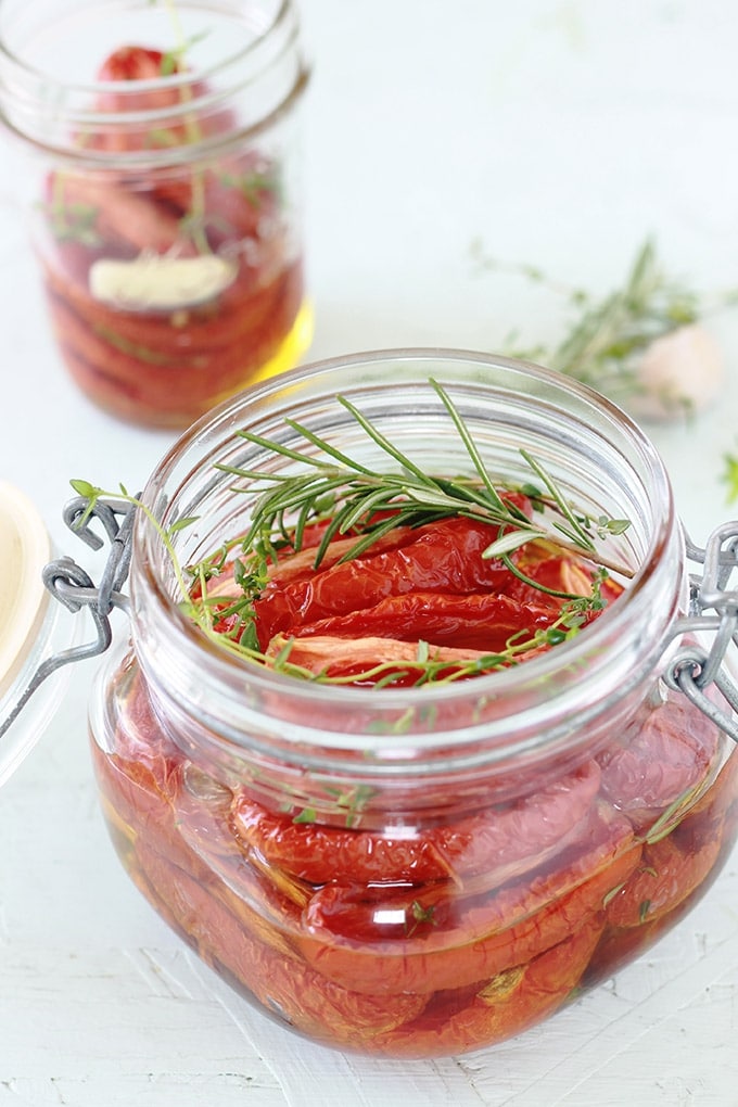 Tomates confites séchées au four et conservées dans de l'huile d'olive avec des herbes aromatiques et des épices. 