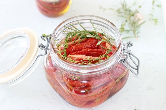 Tomates confites séchées au four et conservées dans de l'huile d'olive avec des herbes aromatiques et des épices. 