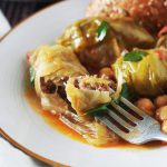 Feuilles de chou farci recette algérienne, ou dolma krombit. Feuilles de chou farcies de viande hachée, roulées, cuites, dans une cocotte, avec une sauce tomate, de la viande et des pois chiches.