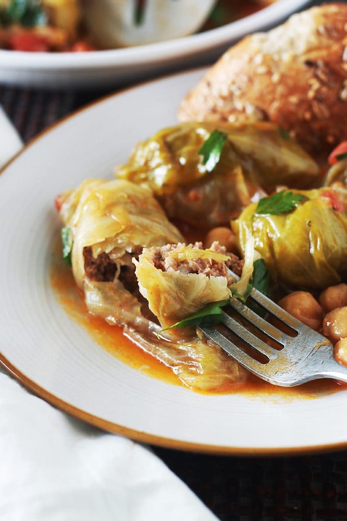 Feuilles de chou farci recette algérienne, ou dolma krombit. Feuilles de chou farcies de viande hachée, roulées, cuites, dans une cocotte, avec une sauce tomate, de la viande et des pois chiches.