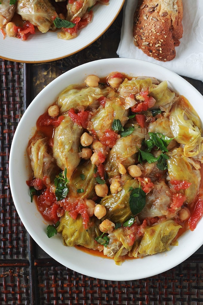 Feuilles de chou farci recette algérienne, ou dolma krombit. Feuilles de chou farcies de viande hachée, roulées, cuites, dans une cocotte, avec une sauce tomate, de la viande et des pois chiches.