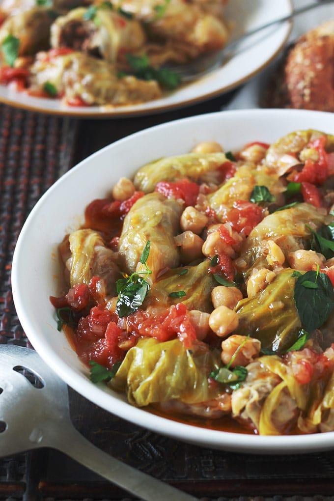 Feuilles de chou farci recette algérienne, ou dolma krombit. Feuilles de chou farcies de viande hachée, roulées, cuites, dans une cocotte, avec une sauce tomate, de la viande et des pois chiches.