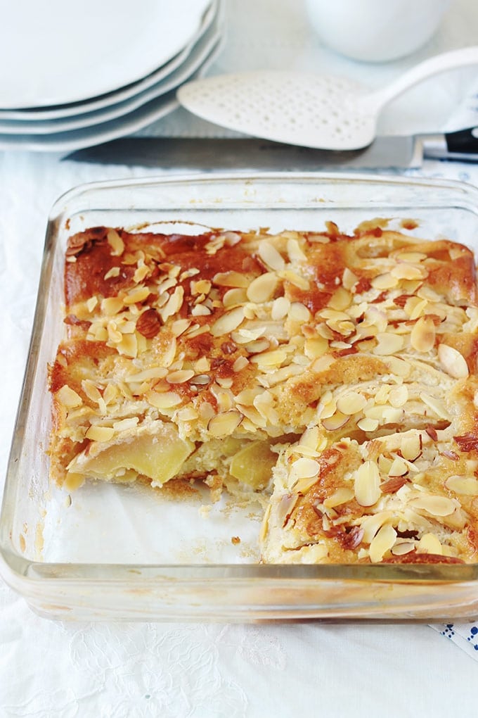 Ce gâteau d’Eve aux pommes et aux amandes est très facile à réaliser. Composé de beaucoup de pommes et peu de pâte. Très simple à faire : pas besoin d'un batteur électrique ou autre appareil. Idéal pour servir en dessert tel quel, avec une boule de glace ou de la crème Chantilly. Peut se faire aussi avec d'autres fruits, comme les poires.