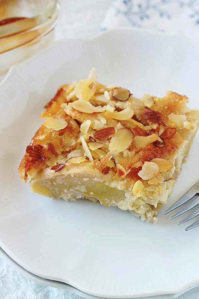 Ce gâteau d’Eve aux pommes et aux amandes est très facile à réaliser. Composé de beaucoup de pommes et peu de pâte. Très simple à faire : pas besoin d'un batteur électrique ou autre appareil. Idéal pour servir en dessert tel quel, avec une boule de glace ou de la crème Chantilly. Peut se faire aussi avec d'autres fruits, comme les poires.