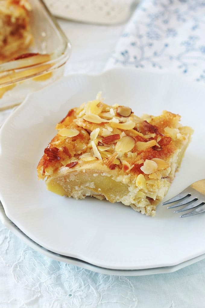 Ce gâteau d’Eve aux pommes et aux amandes est très facile à réaliser. Composé de beaucoup de pommes et peu de pâte. Très simple à faire : pas besoin d'un batteur électrique ou autre appareil. Idéal pour servir en dessert tel quel, avec une boule de glace ou de la crème Chantilly. Peut se faire aussi avec d'autres fruits, comme les poires.