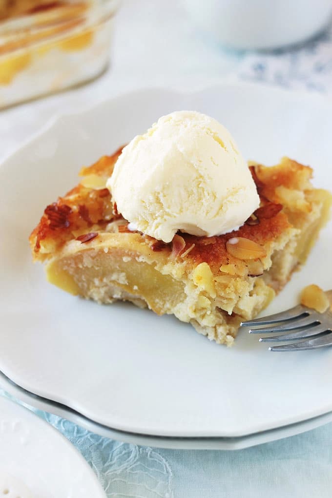 Ce gâteau d’Eve aux pommes et aux amandes est très facile à réaliser. Composé de beaucoup de pommes et peu de pâte. Très simple à faire : pas besoin d'un batteur électrique ou autre appareil. Idéal pour servir en dessert tel quel, avec une boule de glace ou de la crème Chantilly. Peut se faire aussi avec d'autres fruits, comme les poires.