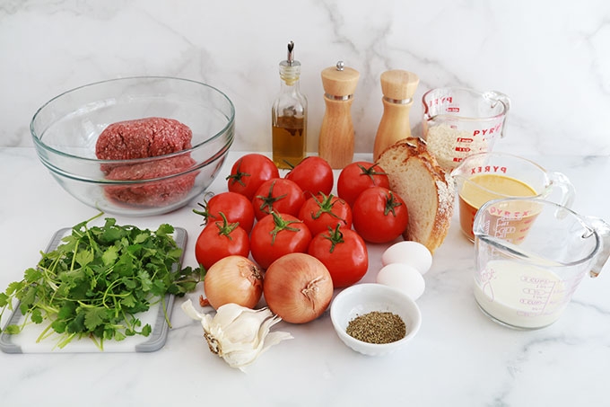 Ingredients pour les tomates farcies a la viande sur lit de riz cuisson au four