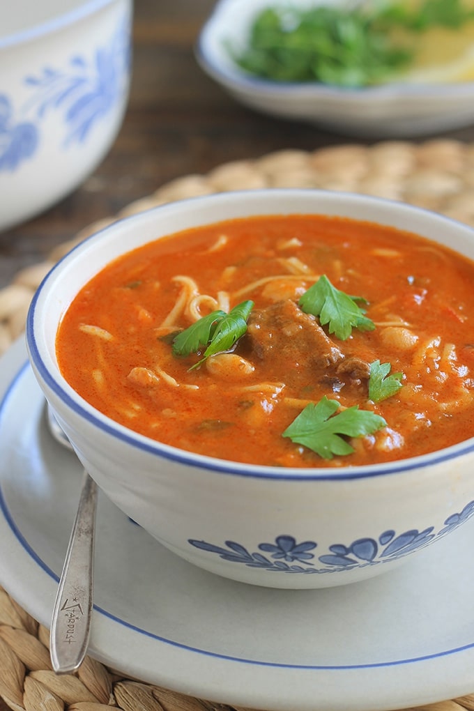 Recette harira algérienne (ou hrira). Une soupe du ramadan onctueuse au levain. Des légumes frais, légumineuses, un peu de viande, épices et herbes aromatiques, levain.