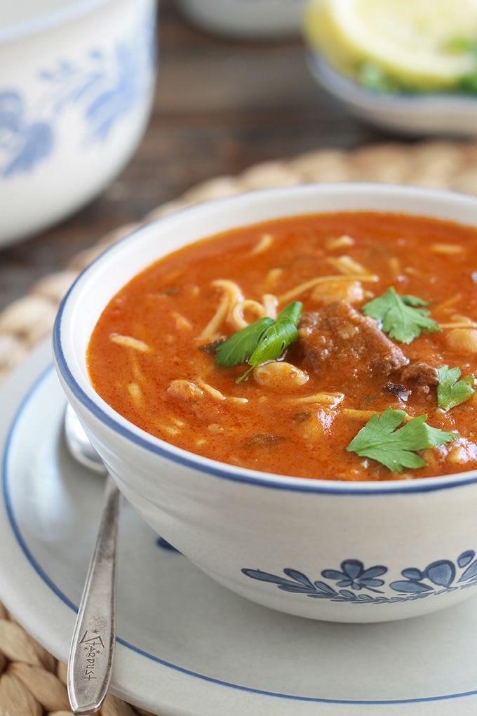 Recette harira algérienne (ou hrira). Une soupe du ramadan onctueuse au levain. Des légumes frais, légumineuses, un peu de viande, épices et herbes aromatiques, levain.