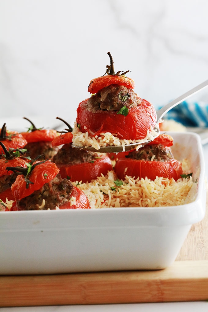 Recette des tomates farcies et riz au four, un plat simple et savoureux. Les tomates sont farcies avec un mélange de viande hachée et cuites au four sur un lit de riz.