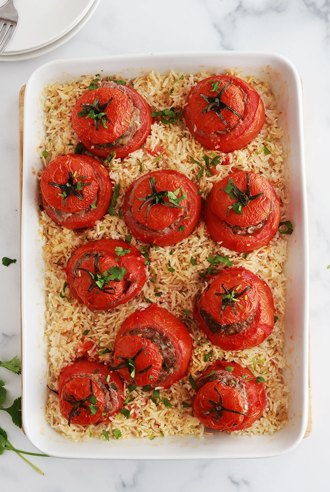 Recette des tomates farcies et riz au four, un plat simple et savoureux. Les tomates sont farcies avec un mélange de viande hachée et cuites au four sur un lit de riz.
