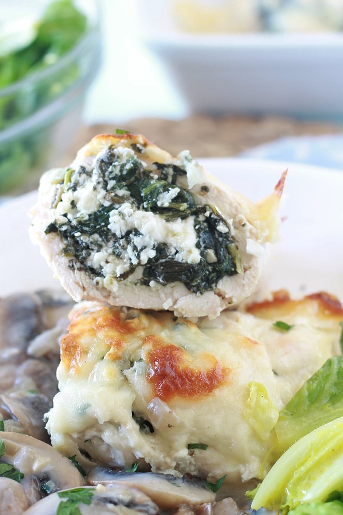 Roulé de poulet farci aux épinards, feta et persillade. Gratiné au four avec du fromage. Accompagné d’une sauce crémeuse aux champignons.