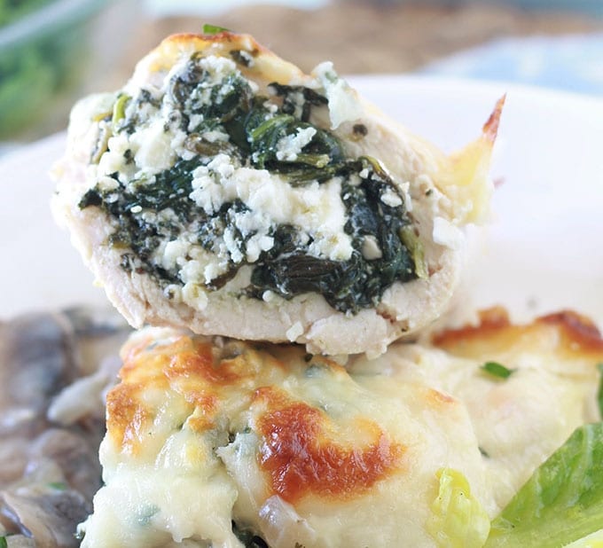 Roulé de poulet farci aux épinards, feta et persillade. Gratiné au four avec du fromage. Accompagné d’une sauce crémeuse aux champignons.