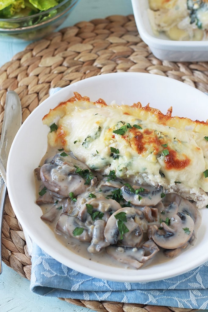 Roulé de poulet farci aux épinards, feta et persillade. Gratiné au four avec du fromage. Accompagné d’une sauce crémeuse aux champignons.