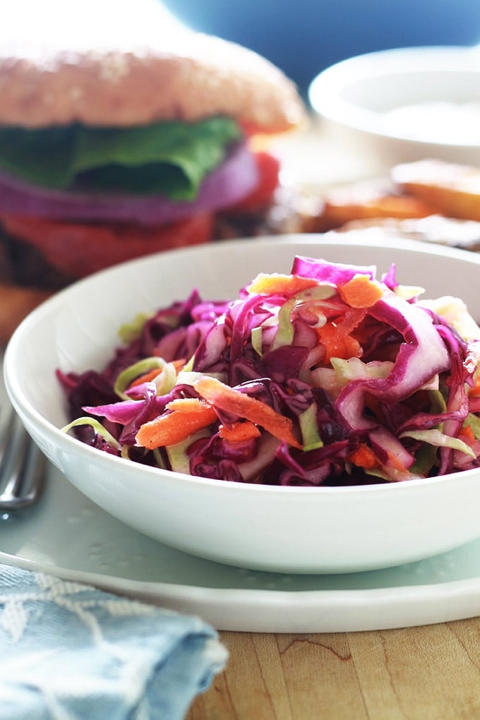 Salade coleslaw : recette de salade de chou très populaire aux US. A base de chou (blanc, vert ou rouge). Croquante et rafraîchissante. Très simple et rapide à faire.