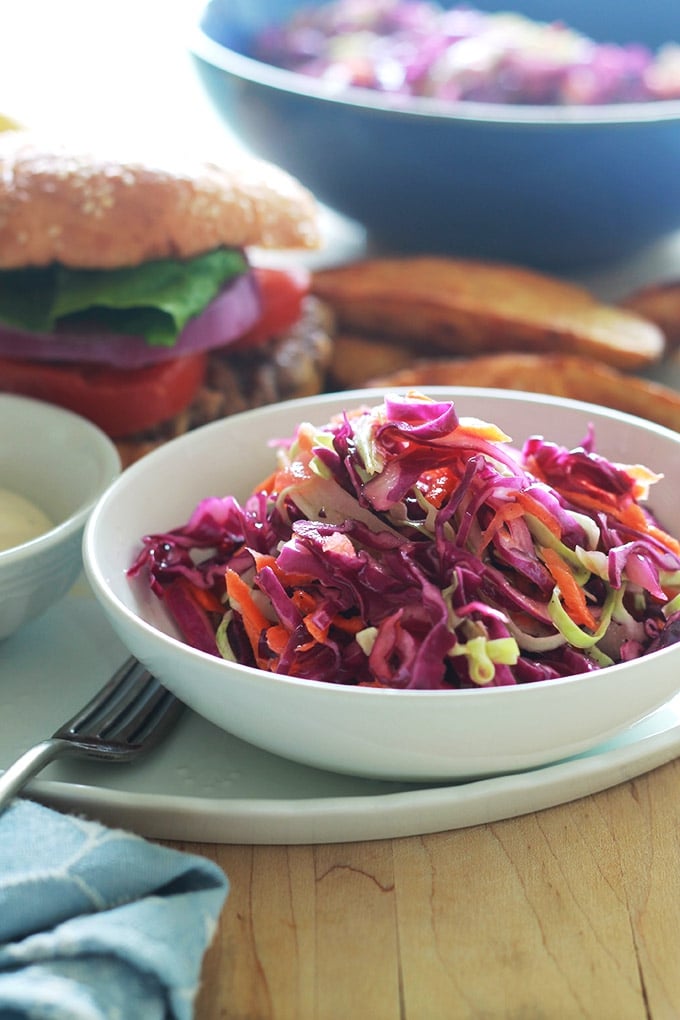 Salade coleslaw : recette de salade de chou très populaire aux US. A base de chou (blanc, vert ou rouge). Croquante et rafraîchissante. Très simple et rapide à faire.