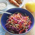 Salade coleslaw : recette de salade de chou très populaire aux US. A base de chou (blanc, vert ou rouge). Croquante et rafraîchissante. Très simple et rapide à faire.