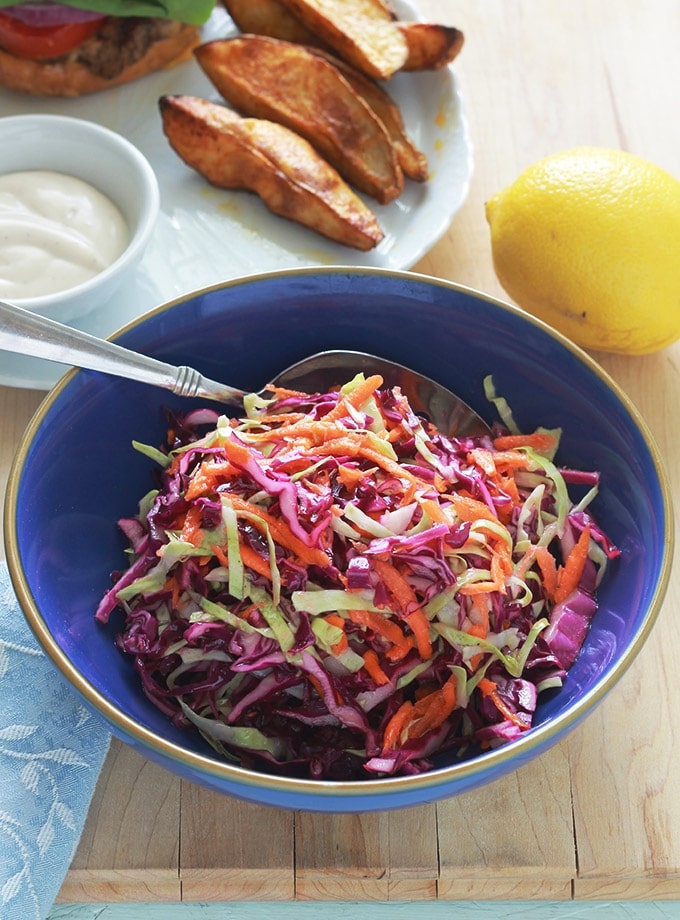 Salade coleslaw : recette de salade de chou très populaire aux US. A base de chou (blanc, vert ou rouge). Croquante et rafraîchissante. Très simple et rapide à faire.