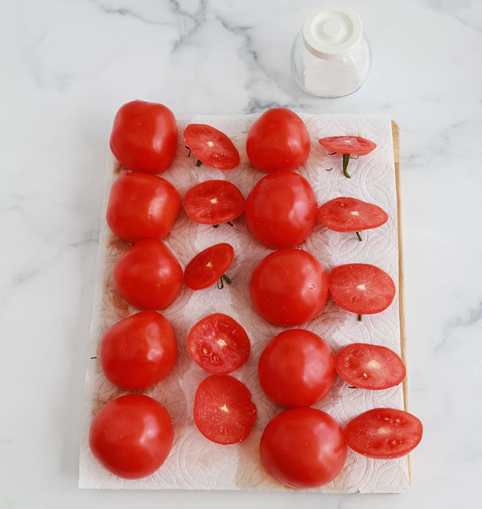 Salez l interieur des tomates evidees et les chapeaux et renversez sur du papier absorbant