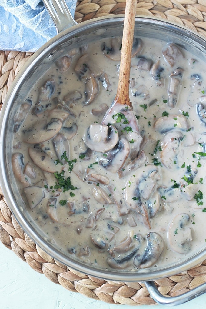 Sauce aux champignons facile, rapide. Champignons, échalote, ail, herbes, bouillon. Avec ou sans crème. Pour viandes, poulet, veau, pâtes, légumes, poisson.