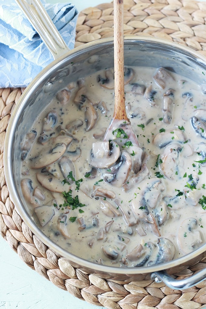 Sauce aux champignons facile, rapide. Champignons, échalote, ail, herbes, bouillon. Avec ou sans crème. Pour viandes, poulet, veau, pâtes, légumes, poisson.