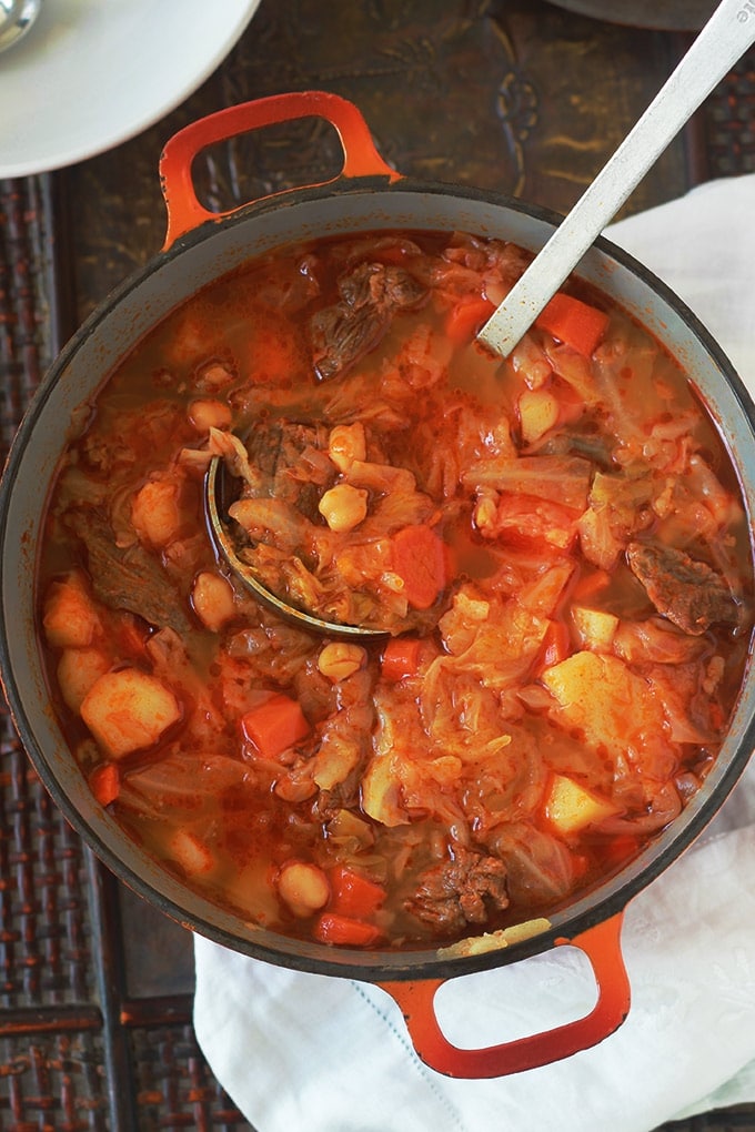 Délicieuse soupe aux choux et légumes, réconfortante et nutritive. Le chou est un légume hypocalorique. Cette soupe est composée de chou, de légumes et éventuellement de viande ou de saucisses.