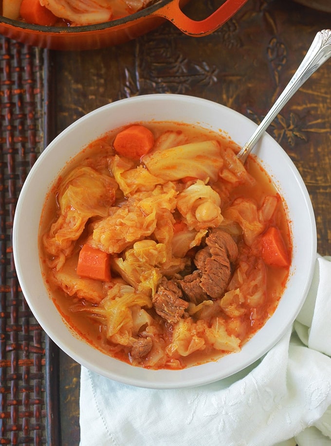 Délicieuse soupe aux choux et légumes, réconfortante et nutritive. Le chou est un légume hypocalorique. Cette soupe est composée de chou, de légumes et éventuellement de viande ou de saucisses.