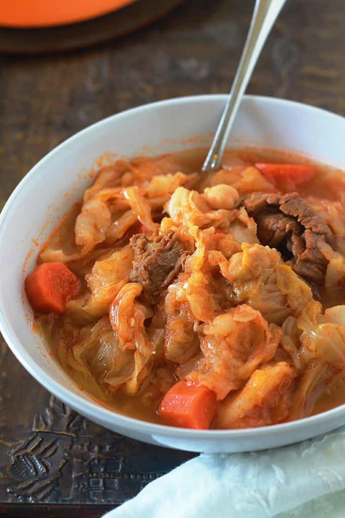 Délicieuse soupe aux choux et légumes, réconfortante et nutritive. Le chou est un légume hypocalorique. Cette soupe est composée de chou, de légumes et éventuellement de viande ou de saucisses.