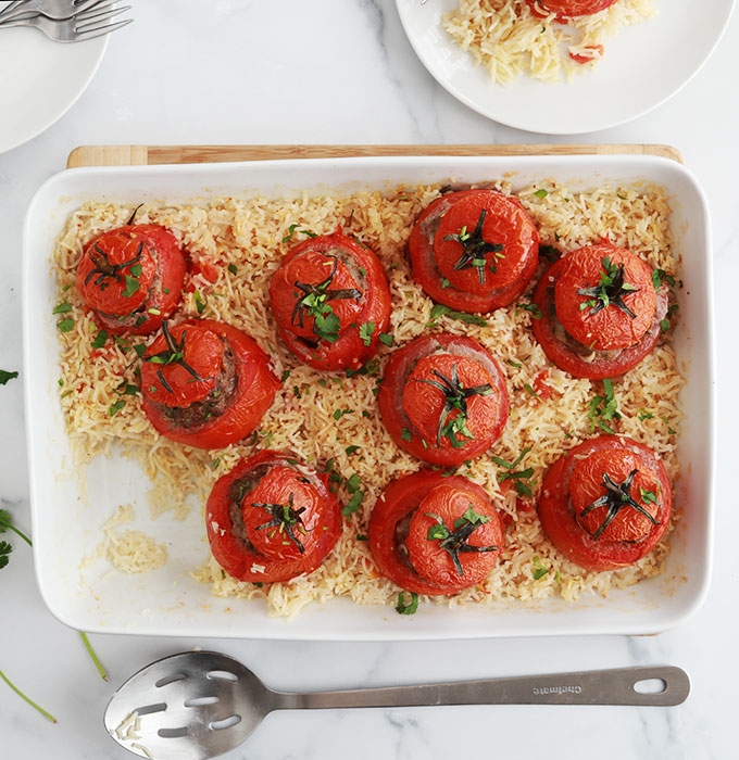 Recette des tomates farcies et riz au four, un plat simple et savoureux. Les tomates sont farcies avec un mélange de viande hachée et cuites au four sur un lit de riz.