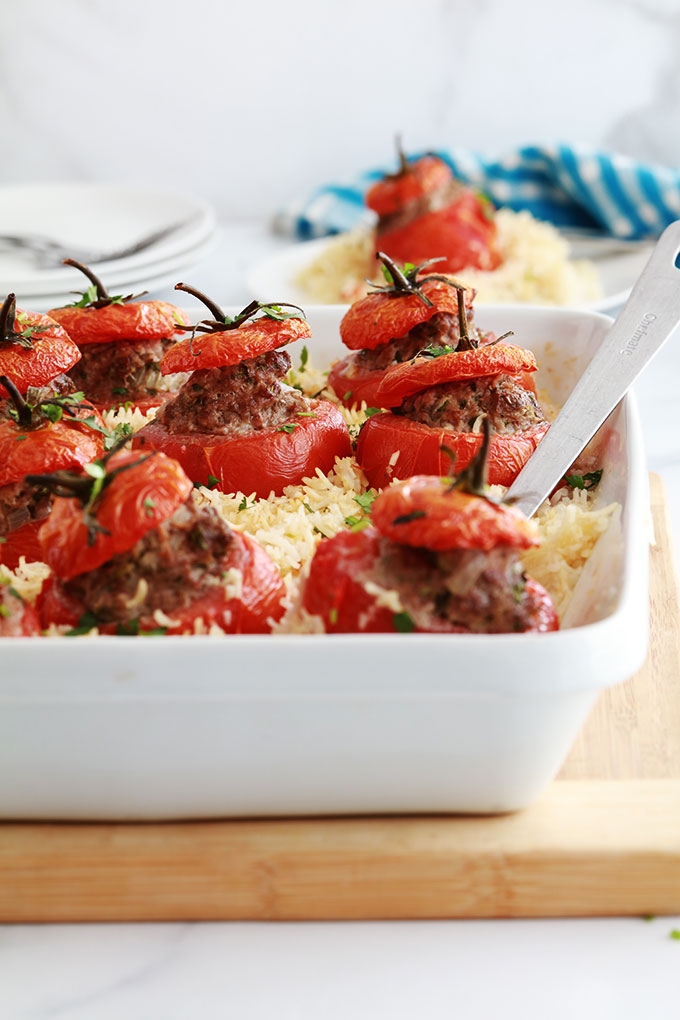 Recette des tomates farcies et riz au four, un plat simple et savoureux. Les tomates sont farcies avec un mélange de viande hachée et cuites au four sur un lit de riz.