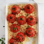 Recette des tomates farcies et riz au four, un plat simple et savoureux. Les tomates sont farcies avec un mélange de viande hachée et cuites au four sur un lit de riz.