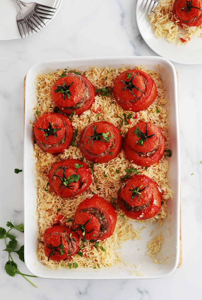 Recette des tomates farcies et riz au four, un plat simple et savoureux. Les tomates sont farcies avec un mélange de viande hachée et cuites au four sur un lit de riz.