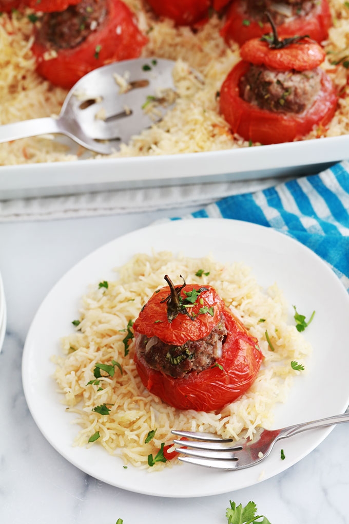 Recette des tomates farcies et riz au four, un plat simple et savoureux. Les tomates sont farcies avec un mélange de viande hachée et cuites au four sur un lit de riz.