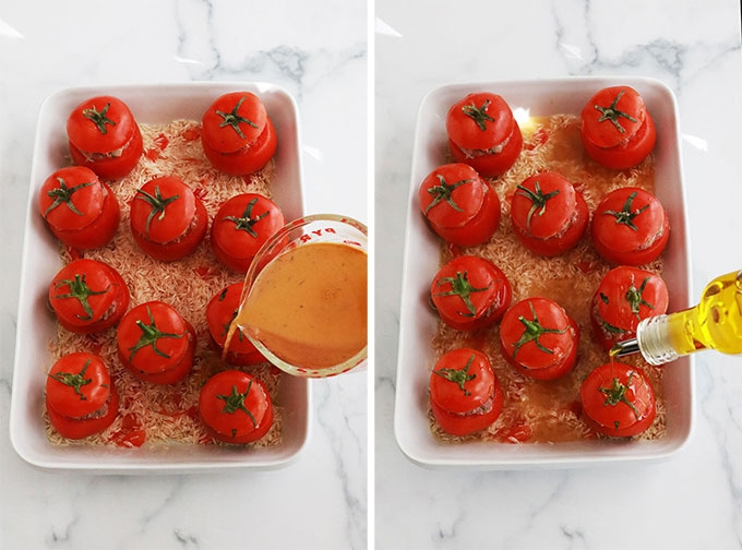 Verser le bouillon sur le riz et arroser les tomates farcies avec un filet d huile d'olive