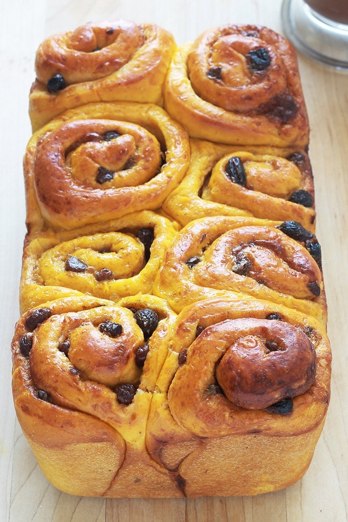 Brioche au potiron et raisins secs parfumée à la cannelle. Elle est moelleuse, délicieuse pour le petit déjeuner et le goûter. #briocheaupotiron #briochecannelle #briocheraisinssecs #brioche #cuisineculinaire